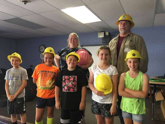 Fourth-graders learn about electricity Fourth-graders learn about electricity