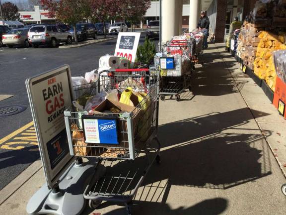 Wanderers host food drive, car show