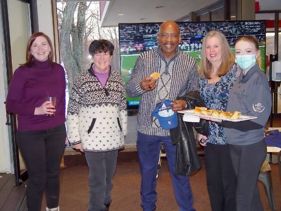Hef’s Hut opens with golf simulator, pool table, and heated patio — and attracts locals Vernon Mayor Howard Burrell (center) provides golf tips to Jennifer Lubliner, Vernon’s Economic Vernon Mayor Howard Burrell at the opening celebration with Vernon Chamber of Commerce President Jennifer Hopper, Buffy Whiting, Tara Burns, and Great Gorge staffer Samantha Guidotti (Photo by Dr. John T. Whiting)