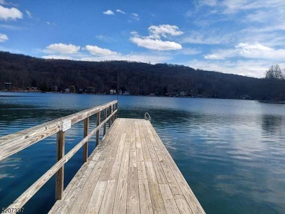 Unique lakeside house on Lake Wallkill