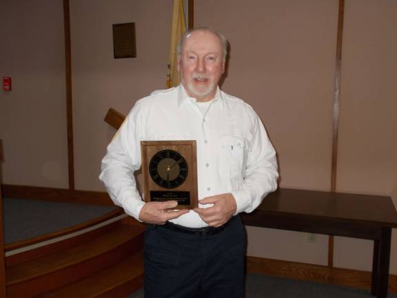 Gaechter to take over as Wantage mayor Photos by Vera Olinski Former Wantage Mayor Bill DeBoer receives a plaque recognizing his service on the committee.