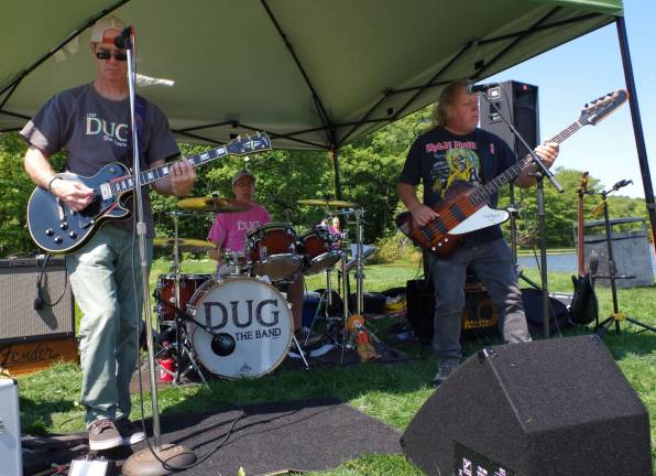 Music was performed by Dug The Band, which consists of Pat Black on guitar, John Van Vugt on drums, and Doug Glass on bass guitar.