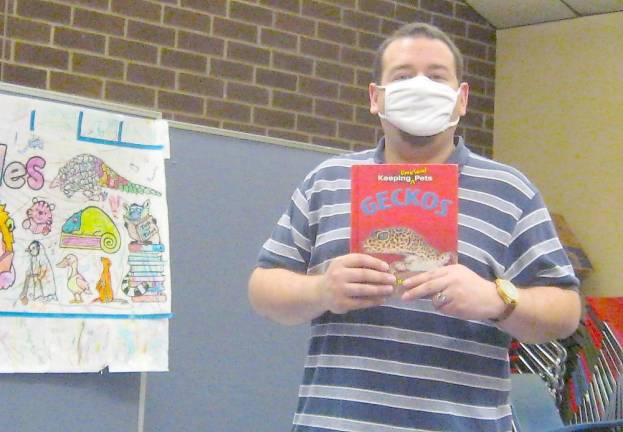 Dorothy Henry Library Director Jerry Galante introduces the Reading to a Reptile activity by suggesting some great informational books.