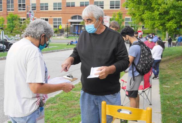 A DMV employee helps George from Hamburg (right) (Photo by Vera Olinski)