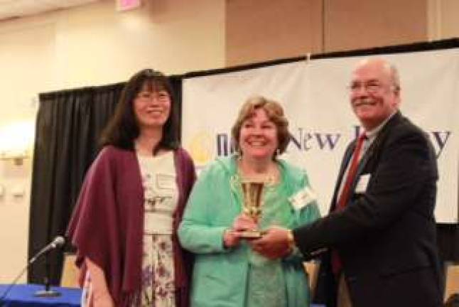 NAMI Sussex president Annie Glynn (left) and Team Captain Jeri Doherty (center), receive the award for top fundraising team from NAMI NJ Board member Mike Jones (right).