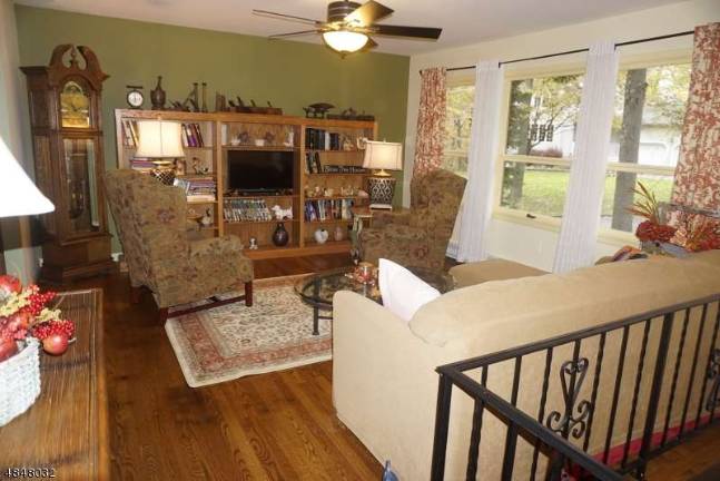 Roomy bi-level awaits new owner Roomy bi-level awaits new owner