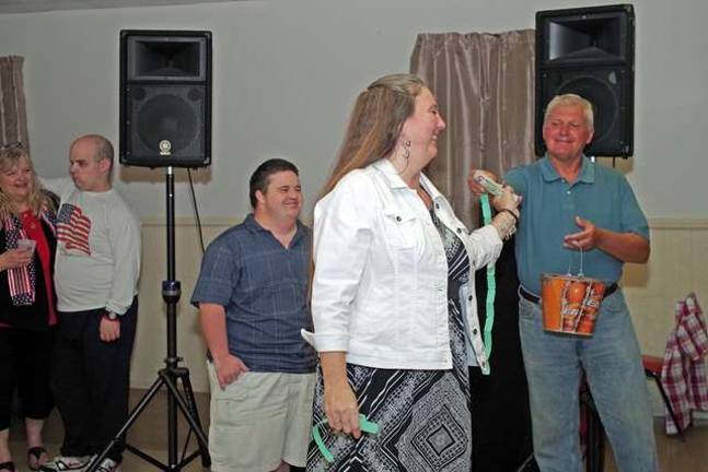 Vernon VFW recognizes Good Samaritans Already Gold Sponsors and long time supporters of the VFW, Cathy Pra and her husband, Art, are the owners of Notchwood Landscape. Here, Pra is shown having just won the 50/50 raffle, which she promptly donated back to the VFW as an additional contribution.