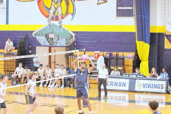 Sports roundup: Janus wins gold in H/W/S Championships <b>Vernon’s Josh Jean (6) performs a ‘set’ maneuver.</b>