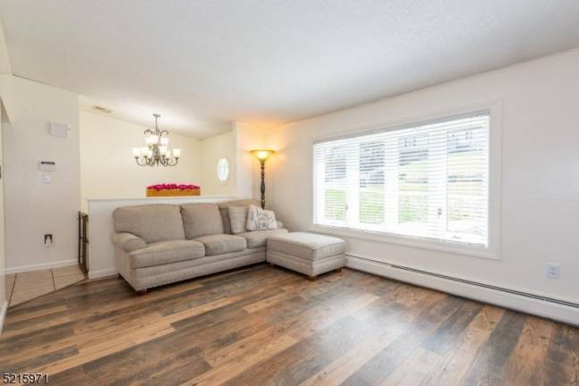 Turnkey bi-level in desirable neighborhood Turnkey bi-level in desirable neighborhood