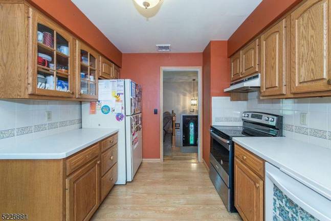 Bi-level bargain in Highland Lakes Bi-level bargain in Highland Lakes