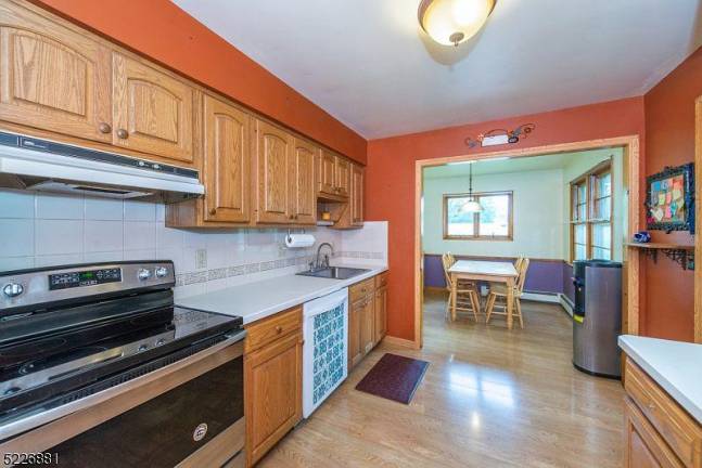 Bi-level bargain in Highland Lakes Bi-level bargain in Highland Lakes