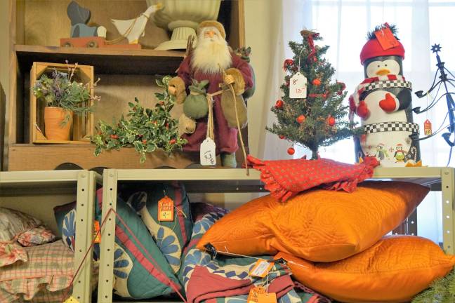 Merry-Go-Round celebrates anniversary PHOTOS BY VERA OLINSKI Carriage House Consignments is ready for shopping.