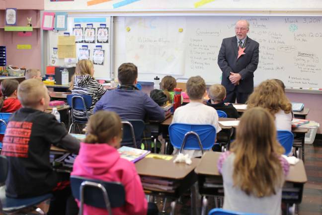 Wantage School hosts celebrity readers Wantage Townshp Mayor Bill DeBoer talks to students.