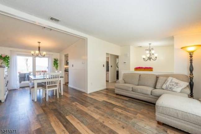 Turnkey bi-level in desirable neighborhood Turnkey bi-level in desirable neighborhood