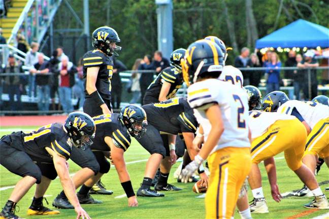 Highlanders' QB analyzing the defense before the snap. Garrett Hemmerich photo