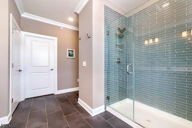 Mariner’s Pointe lakefront townhouse is modern and stylish Mariner’s Pointe lakefront townhouse is modern and stylish