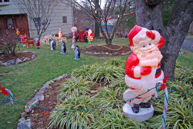 Vernon man continues Christmas tradition