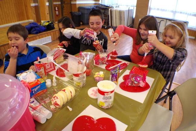 Barry Lakes hosts decorating cake Children design cupcakes at the Barry Lakes Clubhouse on Monday.