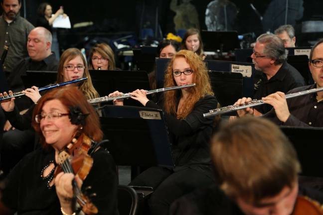 Vernon high school orchestra rehearses with pros Michaela Ambuter and Arielle Terpstra on Flute