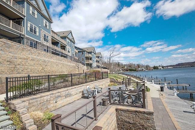 Mariner’s Pointe lakefront townhouse is modern and stylish Mariner’s Pointe lakefront townhouse is modern and stylish