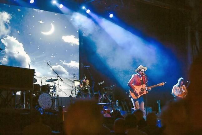 Uprooted Duo Show featuring Michael Glabicki of Rusted Root (left) with Dirk Miller (right) (Photo by Nicole Rochelle)