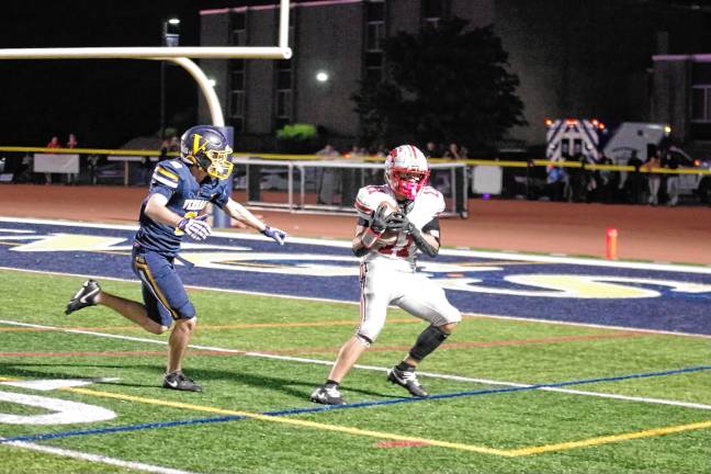 Football roundup: Vikings slay Wildcats, 35-28 <b>In the second quarter, High Point receiver Landon Sorensen catches the ball as Vernon cornerback Dean Grundy closes in. Sorensen made it to the end zone before being tackled.</b>
