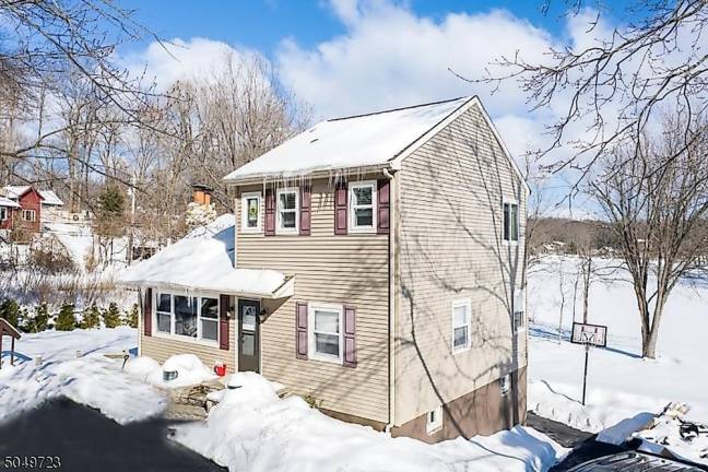 This lakefront home feels like a retreat This lakefront home feels like a retreat