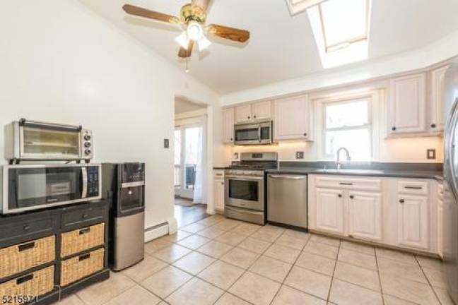 Turnkey bi-level in desirable neighborhood Turnkey bi-level in desirable neighborhood