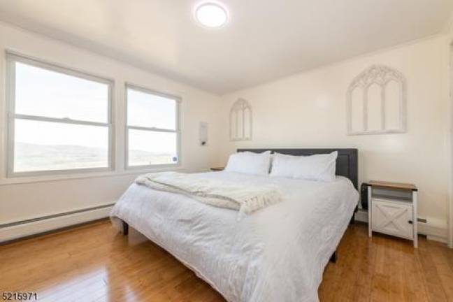 Turnkey bi-level in desirable neighborhood Turnkey bi-level in desirable neighborhood