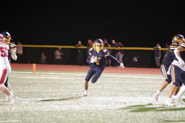 Newton leads division Vernon wide receiver Jayden Quintero moves the ball through an opening in the second quarter.