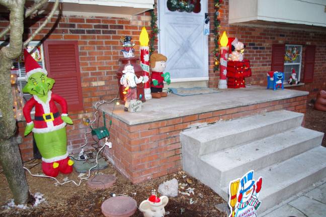 Vernon man continues Christmas tradition Vernon man continues Christmas tradition