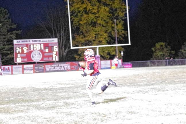 Wildcats claw Patriots, 35-6 <b>In the second quarter, High Point wideout Landon Sorensen grabs the ball with one hand for a reception. He ran all the way to the end zone for an 89-yard touchdown.</b>