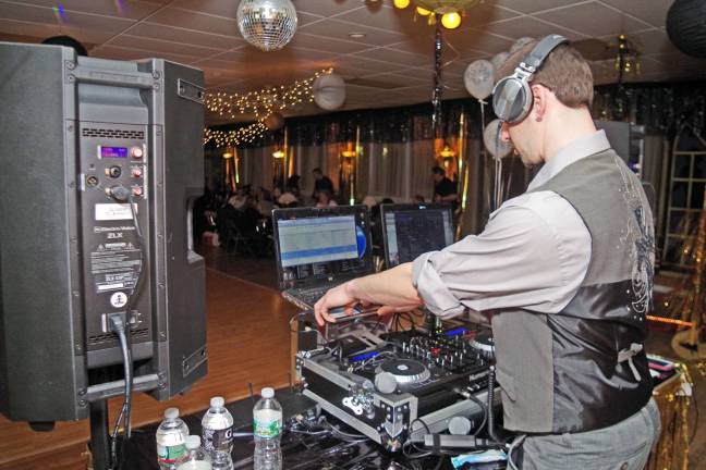 Barry Lakes hosts annual evening out "DJ Dubbz" a.k.a. Eli Edwards of R4R Entertainment provided the music for the evening.