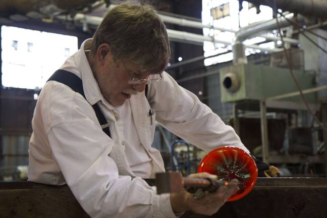 Guest artist Al Hough at work (Photo by Hillary Gillinder)