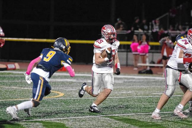 Football roundup: Vikings slay Wildcats, 35-28 <b>High Point quarterback Jerron Martress carries the ball. He made two touchdowns, passed for 102 yards and rushed for 76 yards.</b>