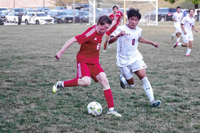 Sports roundup: Wildcats beat Patriots, 3-1 High Point and Newton players pursue the ball during a soccer game Sept. 12 in Sussex. The Braves won, 2-1. (Photos by George Leroy Hunter)