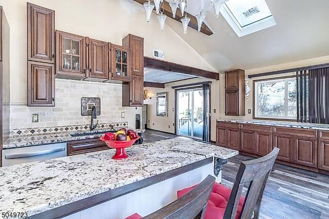 This lakefront home feels like a retreat This lakefront home feels like a retreat
