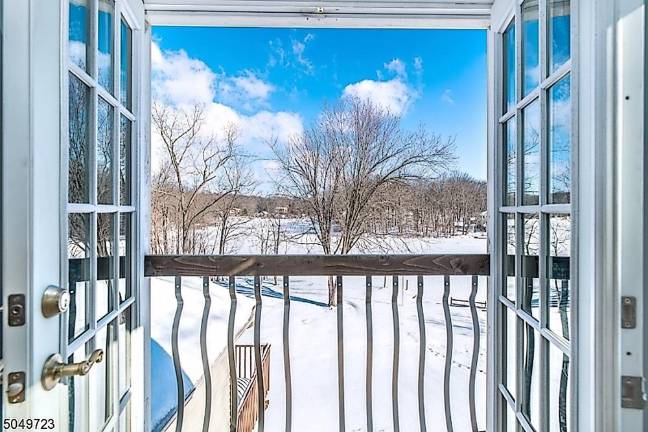 This lakefront home feels like a retreat This lakefront home feels like a retreat