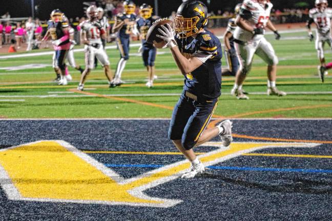 Football roundup: Vikings slay Wildcats, 35-28 <b>Vernon wideout Gavin Bruno catches the ball in the end zone in the second quarter. The extra point kick tied the game, 14-14.</b>