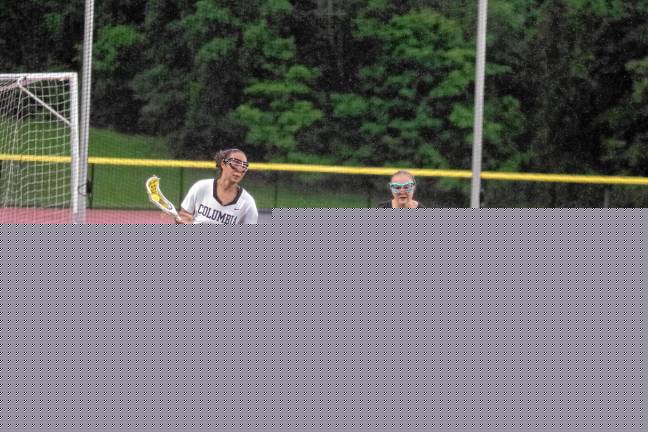 Sports roundup: Janus places 4th in state sectionals <b>VL3 Columbia's Annabelle Nelson is on the move carrying the ball while Vernon's Analiese Drupka keeps pace.</b>