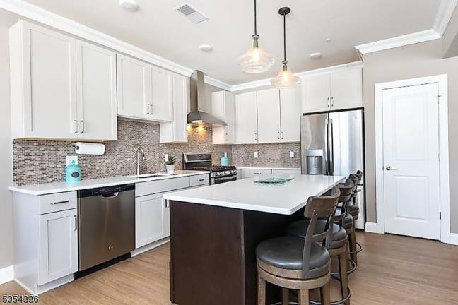 Mariner’s Pointe lakefront townhouse is modern and stylish Mariner’s Pointe lakefront townhouse is modern and stylish