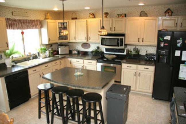 Best-priced 4BR home awaits in Vernon Best-priced 4BR home awaits in Vernon