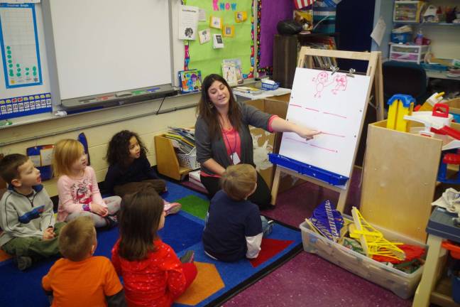 'Tools of the Mind' an educational head start Photo by Chris Wyman Walnut Ridge Primary School teacher Dana Cook teaches the pre-school children to spell and recognize words during a lesson about visiting the dentist.