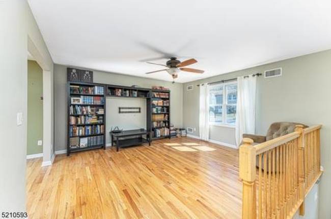 Bi-level bargain in Highland Lakes Bi-level bargain in Highland Lakes