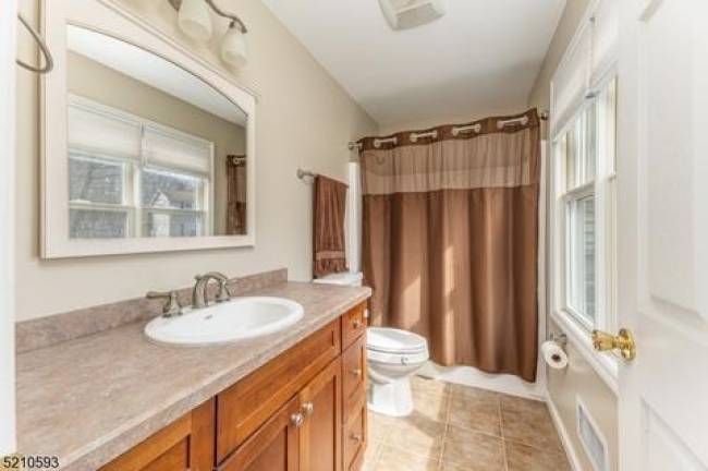 Bi-level bargain in Highland Lakes Bi-level bargain in Highland Lakes