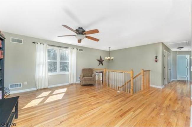 Bi-level bargain in Highland Lakes Bi-level bargain in Highland Lakes