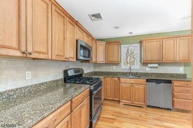 Bi-level bargain in Highland Lakes Bi-level bargain in Highland Lakes