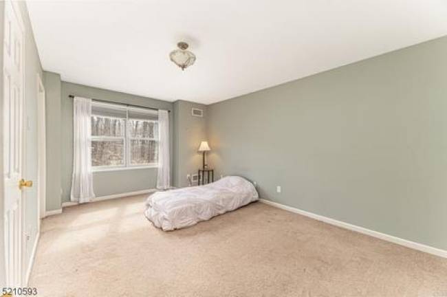 Bi-level bargain in Highland Lakes Bi-level bargain in Highland Lakes