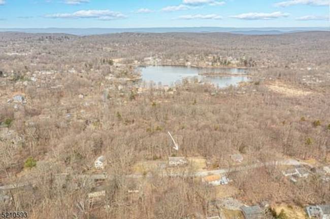 Bi-level bargain in Highland Lakes Bi-level bargain in Highland Lakes