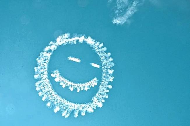 New Jersey Airshow AIR4 A smiley face is created by smoke from a plane. (Photo by Ed Bailey)